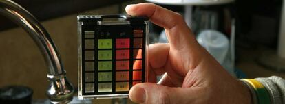 Un hombre mide el pH del agua de su casa en Richfield (Pennsylvania, EE UU) para descubrir si está contaminada con plomo.