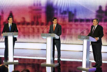 Los tres candidatos británicos, al comienzo del debate de esta noche.