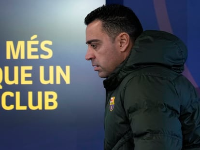 Xavi Hernández entrando a la sala de prensa en la ciudad deportiva Joan Gamper.