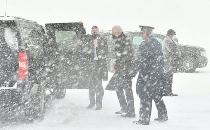 El presidente de Estados Unidos, Joe Biden, llega a la Base de la Fuerza Area Andrews durante una tormenta de nieve en Maryland, este lunes.