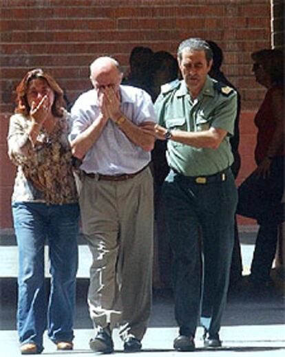 Un guardia civil acompaña a dos personas que acudieron a la comandancia tras el tiroteo.