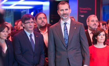 Forcadell, Puigdemont, Junqueras, Felipe VI y Sáenz de Santamaría en el Mobile World.