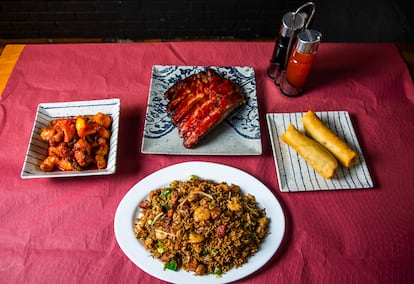 Pollo agridulce, costillas asadas, lumpias (rollitos de primavera) y arroz especial, el plato más demandado en el restaurante chino venezolano La Mansión del Chowfan.