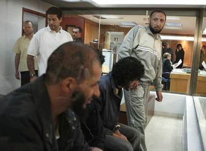Abdelkrim Bensmail, en primer término, junto a otros procesados, en la sala donde se les juzga por planear atentar contra la Audiencia Nacional.