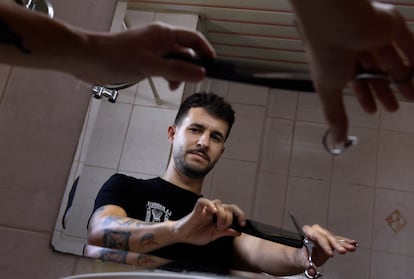 Alejandro Oliva, peluquero de muchos jugadores de la Seleccion Española y de otros paises, en el hotel donde se aloja en Doha, Qatar.