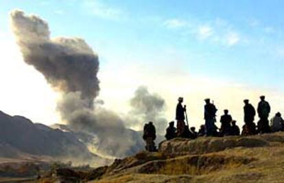 Combatientes de la Alianza del Norte observan las explosiones de las bombas que EE UU lanza contra posiciones talibanes cerca de Kunduz.