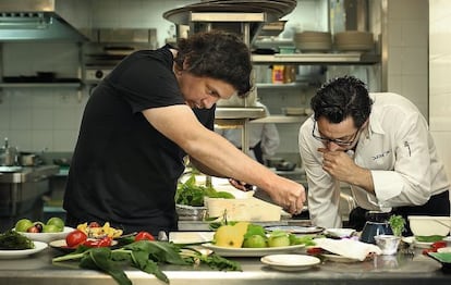 El chef peruano Gast&oacute;n Acurio, preparando uno de sus famosos Ceviches junto a Quique Dacoste, en 2012.