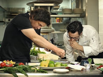 El chef peruano Gast&oacute;n Acurio, preparando uno de sus famosos Ceviches junto a Quique Dacoste, en 2012.