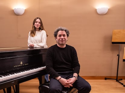 Gustavo Dudamel y su esposa, María Valverde, en un descanso de 'Fidelio', el martes en el Walt Disney Concert Hall de Los Ángeles.