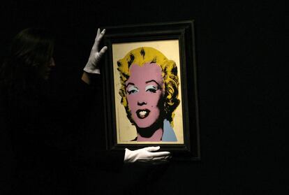 La obra "Lemon Marilyn" del artista Andy Warhol es colocada en la casa de subastas Christie's en Londres, el 19 de marzo de 2007. Un coleccionista que compró el retrato de Marilyn Monroe en 1962 por 250 dólares lo puso en venta y se llegó a pagar por la obra 28 millones de dólares. 'Lemon Marilyn' fue uno de los trece retratos que el artista hizo de Monroe. 