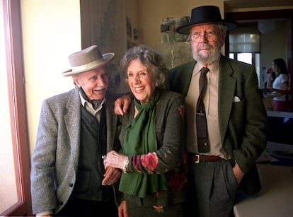 El actor Manuel Alexandre posa con María Isbert, hija de Pepe y con el director Luis García Berlanga, en el 50º aniversario de la realización de la película <i>Bienvenido Mr. Marshall</i>