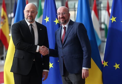 El presidente del Consejo Europeo, Charles Michel (derecha), estrechaba la mano el miércoles en Bruselas al primer ministro ucranio, Denys Shmihal.