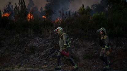 Dos bomberos en el incendio forestal en Verín, este jueves.