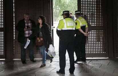 La polic&iacute;a controla el acceso a la sesi&oacute;n.