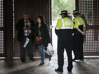 La polic&iacute;a controla el acceso a la sesi&oacute;n.