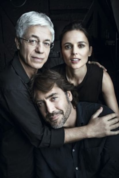 Juan Carlos Corazza con Javier Bardem y Elena Anaya.