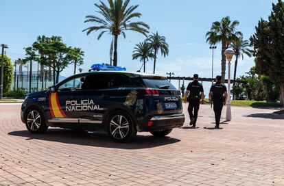 Dos policías patrullan por Marbella, en una imagen de archivo.