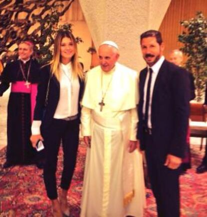 Simeone, con su novia Carla Pereyra, en la audiencia con el Papa.