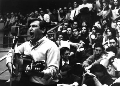 Raimon, en el concierto de la Facultad de Económicas el 18 de mayor de 1968.