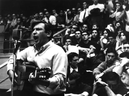 Raimon, en el concierto de la Facultad de Económicas el 18 de mayor de 1968.