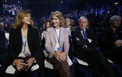 Esperanza Aguirre, acompañada de Dolores de Cospedal y Manuel Pizarro, en la convención nacional del PP, el pasado enero, en Madrid.