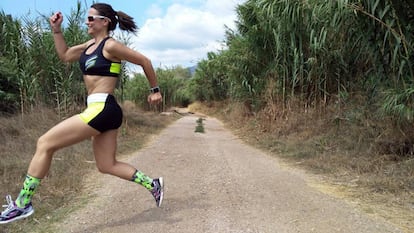 Todos sabemos que el ejercicio aeróbico, combinado con una dieta saludable, es un buen sistema para aniquilar gramos. En particular, el <em>running</em> está entre las modalidades favoritas de quienes quieren estar más delgados. Lo que no sabíamos hasta ahora es que <a href="https://elpais-com.zproxy.org/elpais/2017/02/27/buenavida/1488191758_790185.html" target="">hay algo mejor que correr: hacerlo hacia atrás</a>. </br>Una investigación realizada en la Escuela de Educación y Ciencias de la Salud de la Universidad de Dayton, Ohio (Estados Unidos), concluyó que la práctica de <em>retrorunning</em> mejora el rendimiento en un 2,5% respecto a la disciplina habitual. Siempre que no se estampe contra una farola, su cuerpo lo agradecerá.