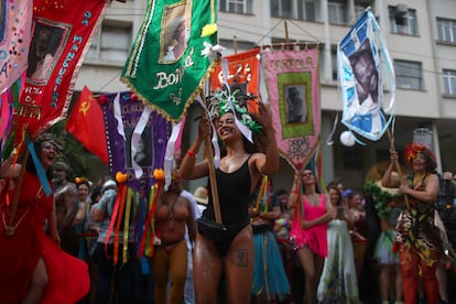 Foliões levam o estandarte de Cordão do Boitatá, no Rio.