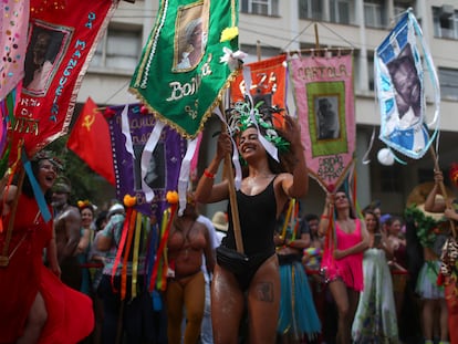 Foliões levam o estandarte de Cordão do Boitatá, no Rio.