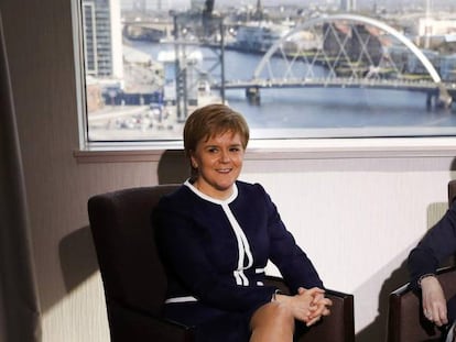 A ministra principal da Escócia, Nicola Sturgeon, e a primeira-ministra britânica, Theresa May, nesta segunda-feira em Glasgow.