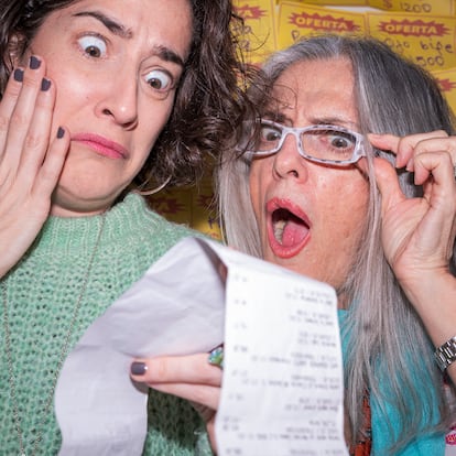 Desconfianza en los precios.
Dos amigas de Werning se sorprenden al ver la cuenta de un supermercado de la capital argentina. Acostumbrados a convivir con la alta inflación, los argentinos comparan precios en numerosos comercios antes de decidirse a comprar. “Es muy ineficiente tener que ir a cinco negocios distintos por baterías, pero es inevitable para sortear lo que se pueda la inflación”, señala la fotógrafa. Otra estrategia es buscar los descuentos que ofrecen los supermercados, que varían según el día de la semana y la tarjeta de crédito que se use. “Falta información para consumir bien porque no sabes si al final el descuento está bien o si te estás cagando”, agrega.