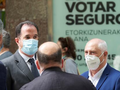 El candidato a lehendakari por la coalición PP+Cs, Carlos Iturgaiz, a la izquierda.