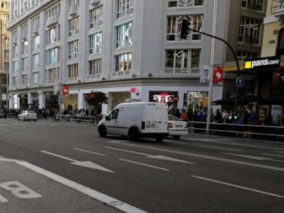 Vista del tr&aacute;fico de la Gran V&iacute;a en Madrid el pasado viernes. 