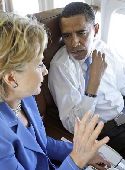 Hillary Clinton charla con Barack Obama a bordo del avión que les llevó ayer a Unity, New Hampshire.