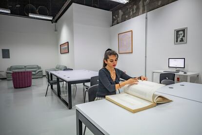 Una mujer consulta documentos en el Centro de documentación en Tlatelolco.