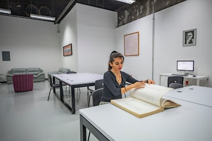 Una mujer consulta documentos en el Centro de documentación en Tlatelolco.