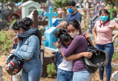 Familiares y amigos lloran la muerte de un enfermo por coronavirus en un cementerio de Managua (Nicaragua).