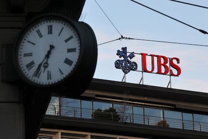 FILE PHOTO: A logo of the Swiss bank UBS is seen on the Paradeplatz in Zurich, Switzerland March 21, 2023. REUTERS/Denis Balibouse/File Photo