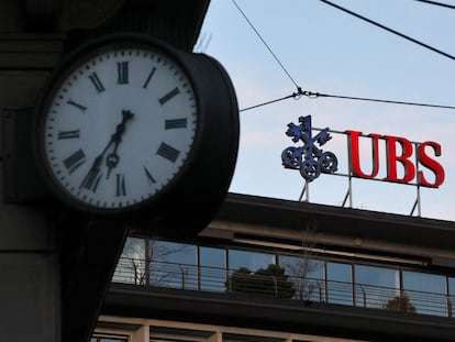FILE PHOTO: A logo of the Swiss bank UBS is seen on the Paradeplatz in Zurich, Switzerland March 21, 2023. REUTERS/Denis Balibouse/File Photo