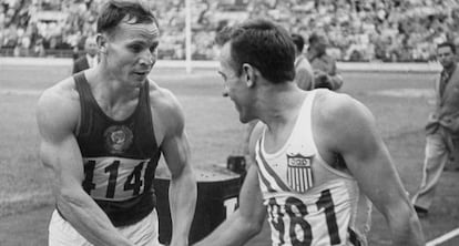 El atleta estadounidense Charlie Moore y el ruso J. Lituev se saludan en los Juegos Olímpicos de Helsinki de 1952.