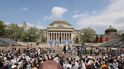 Concentración de estudiantes en Columbia, este lunes, pese al ultimátum para que desalojen el campus.