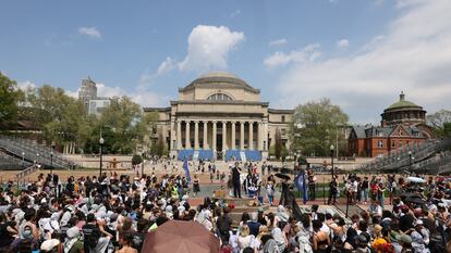 Students rally at Columbia on Monday despite the ultimatum for them to vacate the campus.