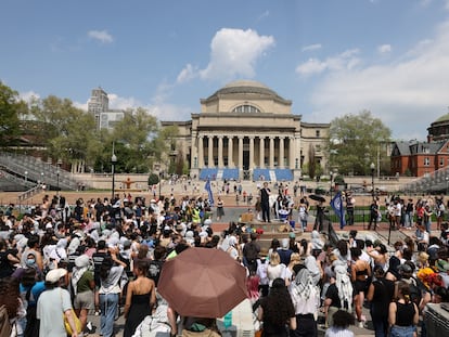 Students rally at Columbia on Monday despite the ultimatum for them to vacate the campus.