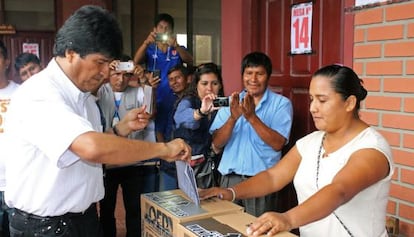 Morales vota en un colegio electoral de Chapare, el domingo pasado. 