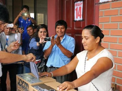 Morales vota en un colegio electoral de Chapare, el domingo pasado. 