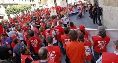 Protesta de los centros de discapacitados y trabajadores de RTVV ante el Palau de la Generalitat.