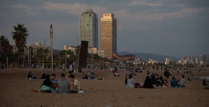 Varios jóvenes en la playa del Por Olímpic, Barcelona.