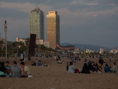 Varios jóvenes en la playa del Por Olímpic, Barcelona.