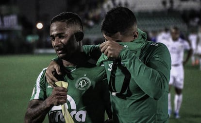 Jogadores da Chapecoense choram após derrota para o Santos no campeonato brasileiro.