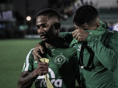 Jogadores da Chapecoense choram após derrota para o Santos no campeonato brasileiro.