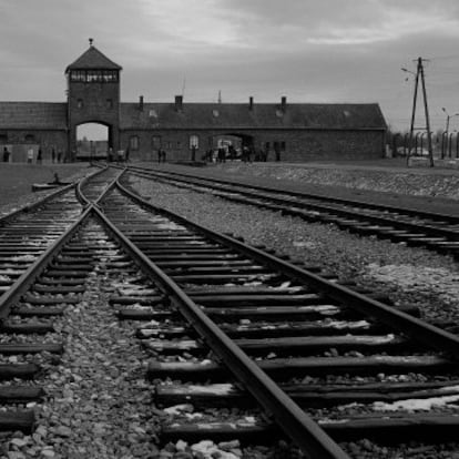 Las vías del tren conducen al campo de Birkenau o Auschwitz II, en Oswiecim (Polonia), situado a unos tres kilómetros de Auschwitz I. Con una extensión de 500 hectáreas, estaba dividido en varias secciones, estaba cercado por alambradas de espino y cercas electrificadas, que fueron utilizadas por algunos prisioneros para suicidarse. El objetivo principal de este campo de concentración (frente a Auschwitz I o III) fue el exterminio. En cada una de sus cuatro cámaras de gas, y respectivos crematorios, cabían 2.500 personas por turno.